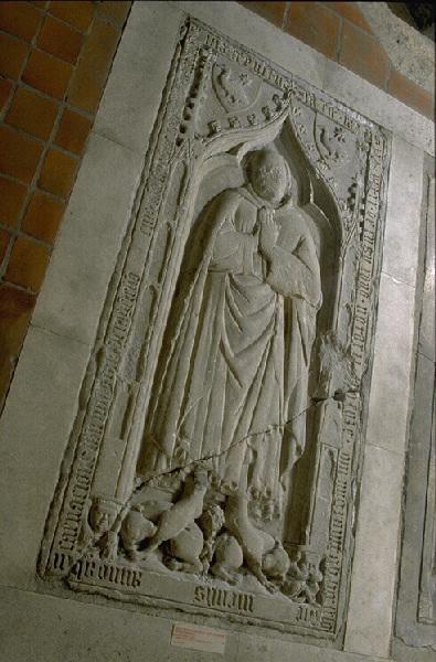 Dalle funéraire de Pierre Cuguron, notaire toulousain (Fragment d'un gisant Titre cartel de 2007) ; Dalle funéraire à bas-relief : Pierre de Cuguron, notaire toulousain (Ancien titre)