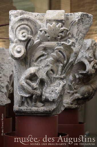 Sculpteur taillant un chapiteau