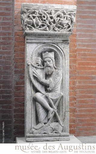 Personnages dans des rinceaux (Iconographie des trois faces : Homme aux prises avec des oiseaux Centaure et harpie Coq dévorant un serpent.)