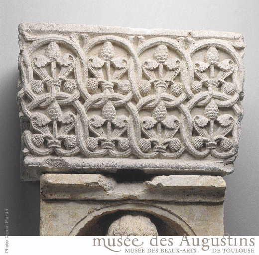 Double rang de fleurons dans des rinceaux