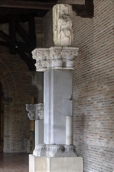 Elément de pierre taillée moulurée