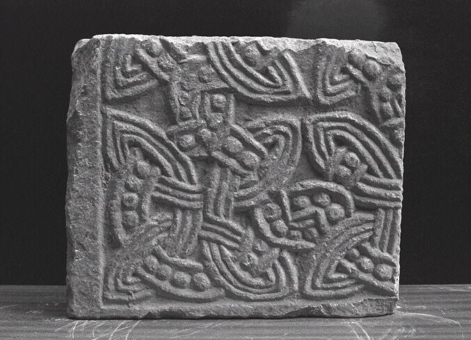 Bas-relief funéraire et épitaphe de Maître Aymeric ; Fragment de dalle de chancel (Aymery (?-1282), chanoine, chancelier et ouvrier de Saint-Etienne)