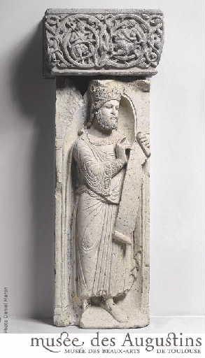 Frise historiée (Iconographie des trois faces Harpie Faune et jeune femme égorgeant un monstre. Rinceaux)