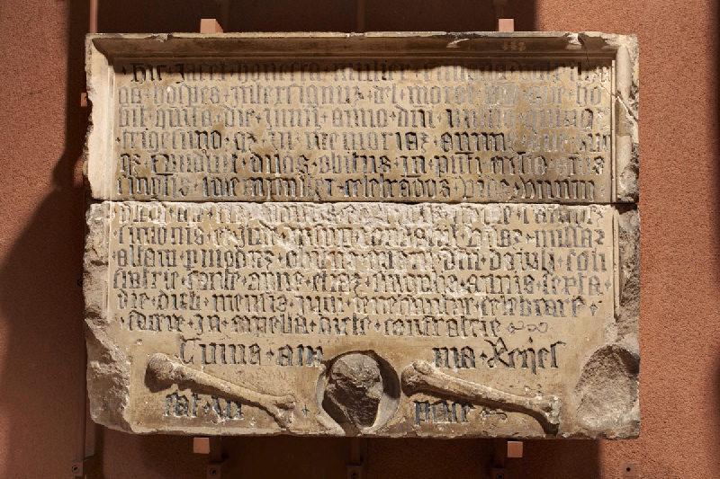 Epitaphe de Simona Volpilhiga (Simone Volpilhiga, hôtesse, à l'enseigne du Maure, rue d'Astorg à Toulouse, décédée le 5 juin 1530.)