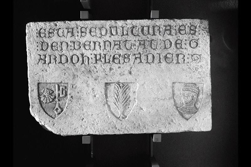 Epitaphe de Bernat at de Gardoh (Bernard at de Gardouch, fabricant de couvertures de laine.)