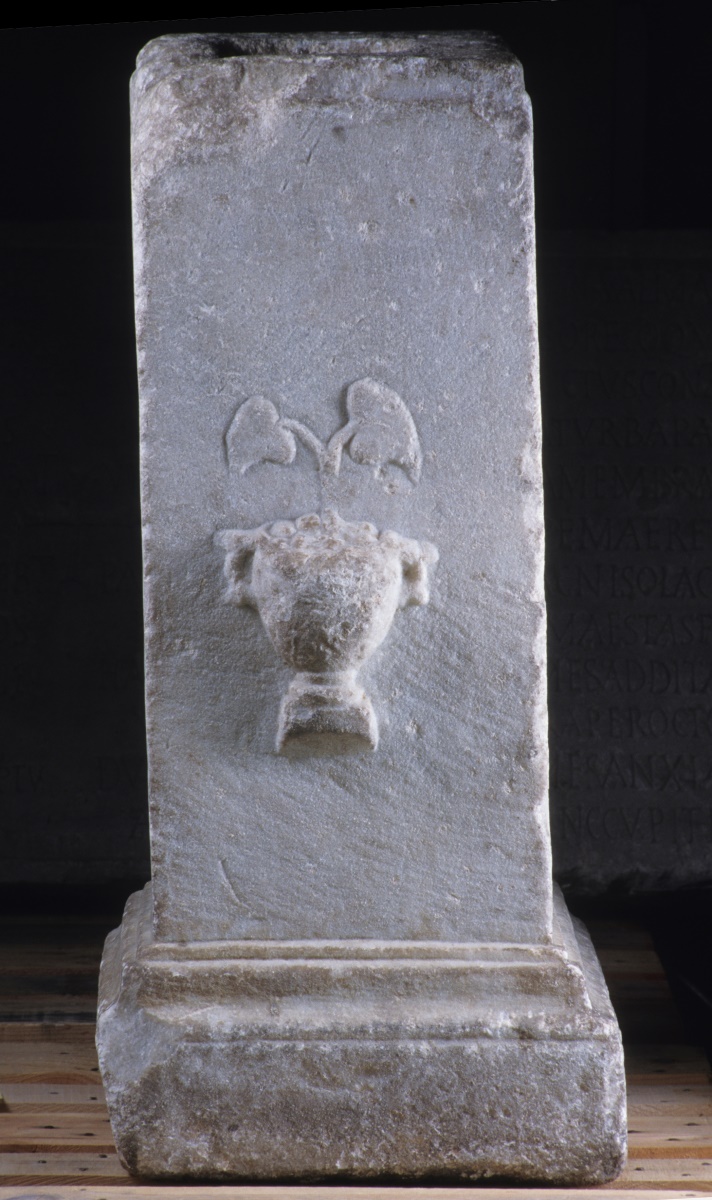 Base d'une statue d'Hercule offerte par Cnaeus Pompeius Hyla