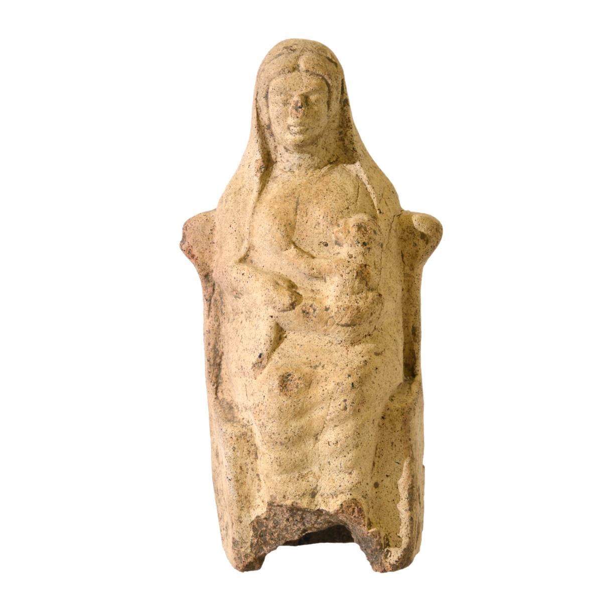 Femme courotrophe assise allaitant un enfant