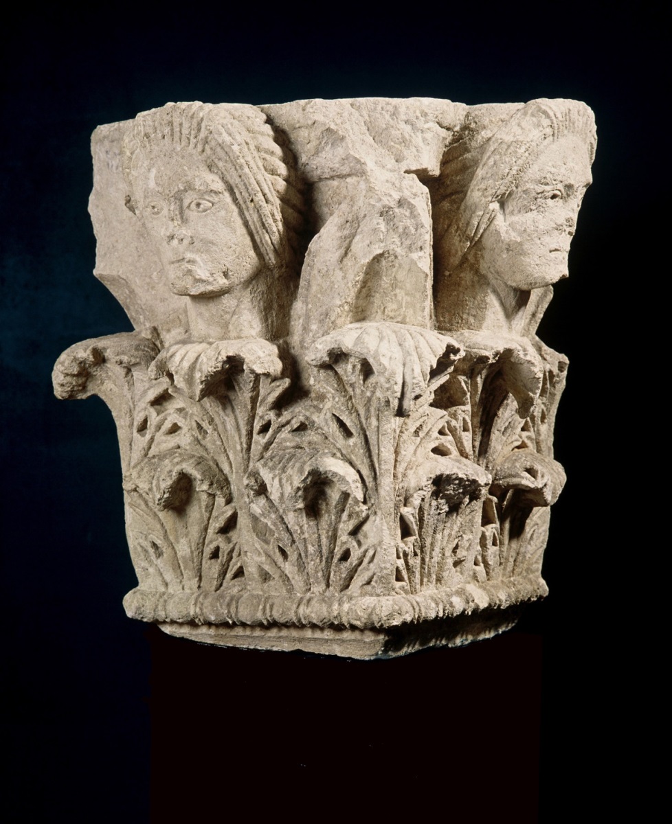 Chapiteau qui surmontait le pyramidion d'un monument funéraire