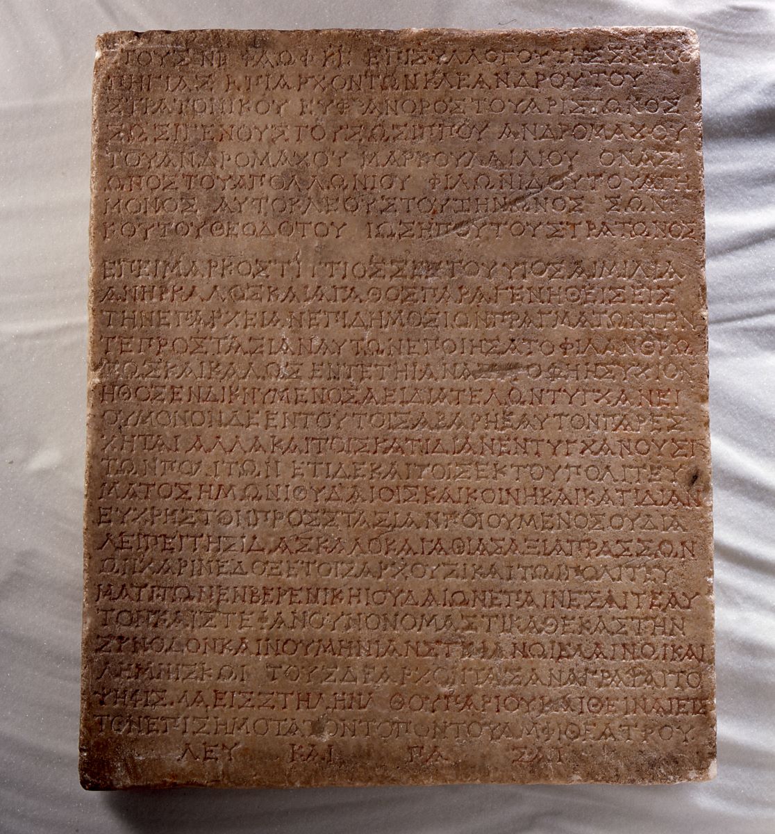 Inscription ; Décret honorifique de la communauté (politeuma) des Juifs de Bérénikè en l'honneur de Marcus Titius, fils de Sextus, le 25 du mois de Phaôph (25 ou 22 après J.-C.)