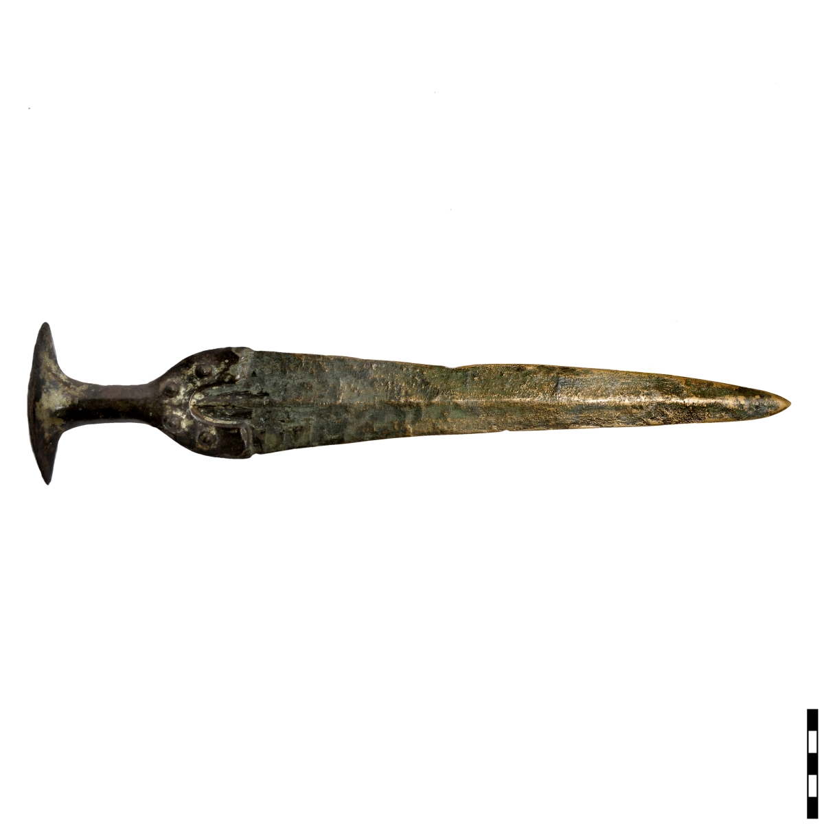 Poignard à manche massif riveté