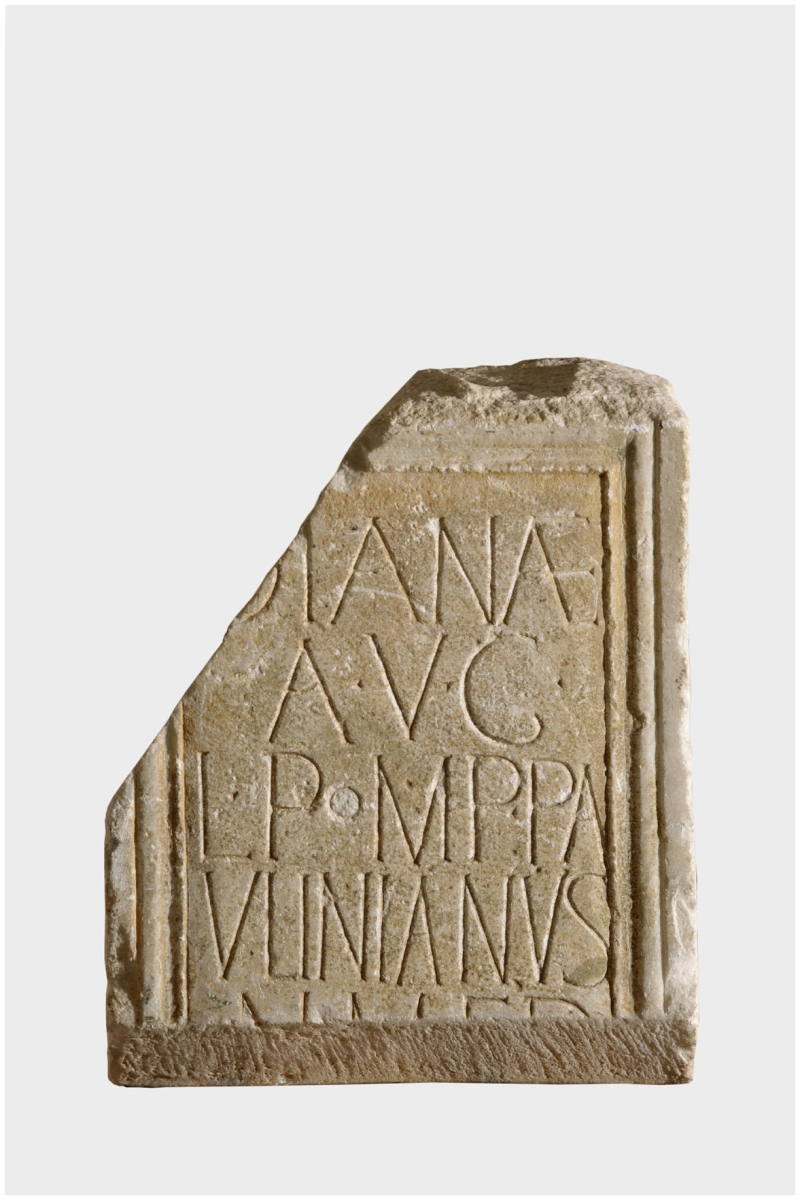 Fragment de corps d'un autel votif dédié à Diane Auguste par Lucius Pompeius Paulinianus nepos