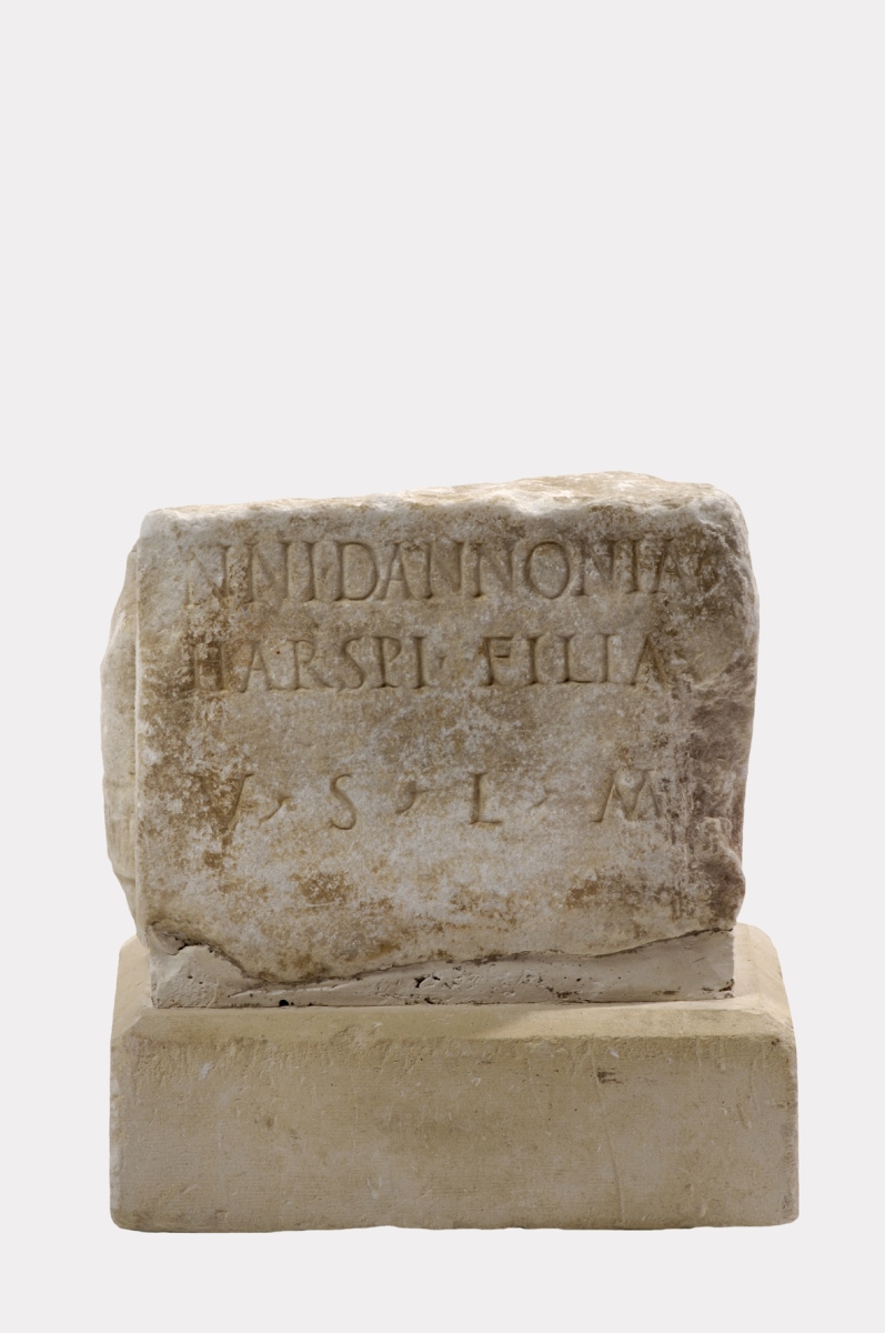 Fragment de corps d'un autel votif dédié à Mars Leheren (?) par Dannonia
