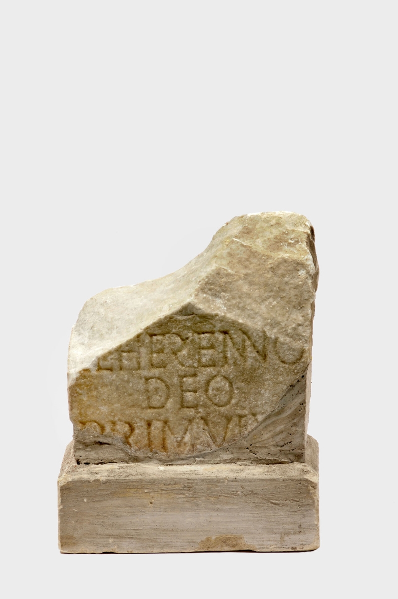 Fragment de corps d'un autel votif dédié au dieu Leherennus par Primulus