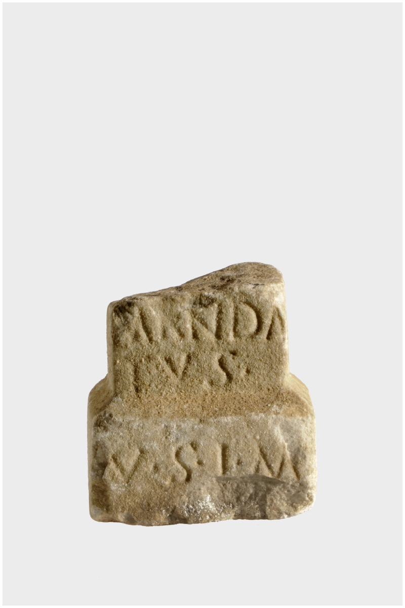 Partie inférieure d'un autel votif dédié par Mandatus à une divinité indéterminée