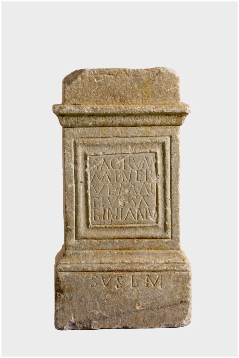 Autel votif partie supérieure d'un autel votif dédié au dieu Carpentus