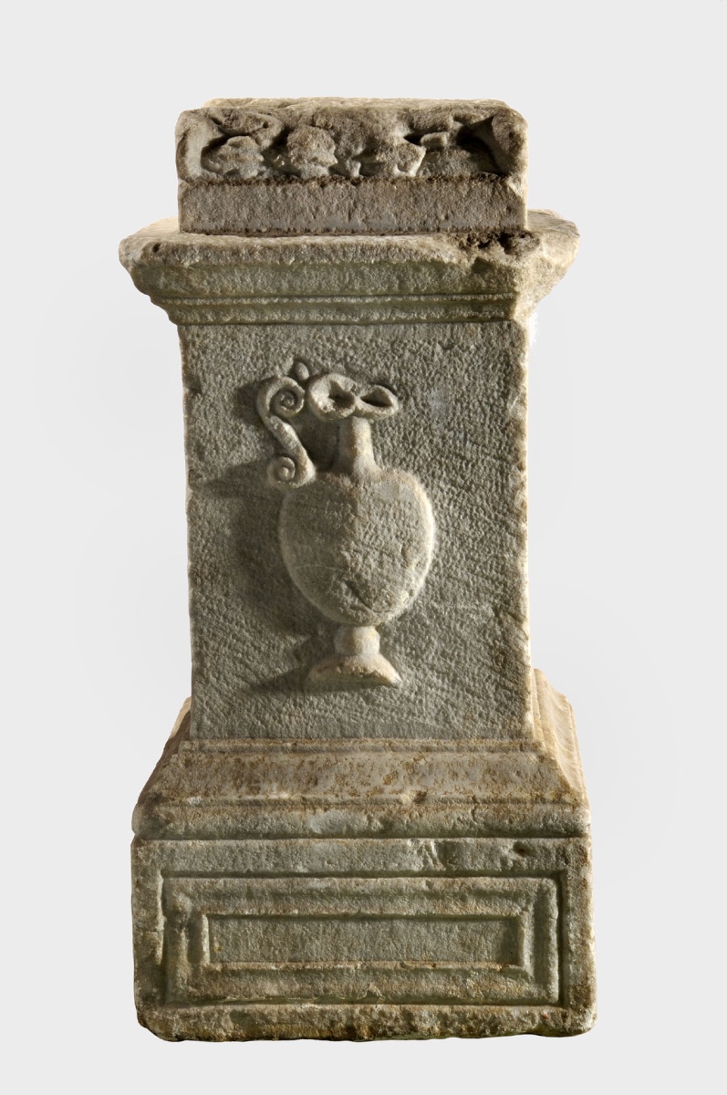 Autel votif dédié à la Mère des dieux par Aulus Flavius Athenio