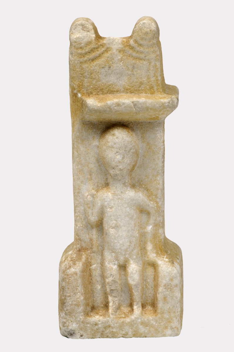 Autel votif anépigraphe décoré d'un personnage tenant un bâton