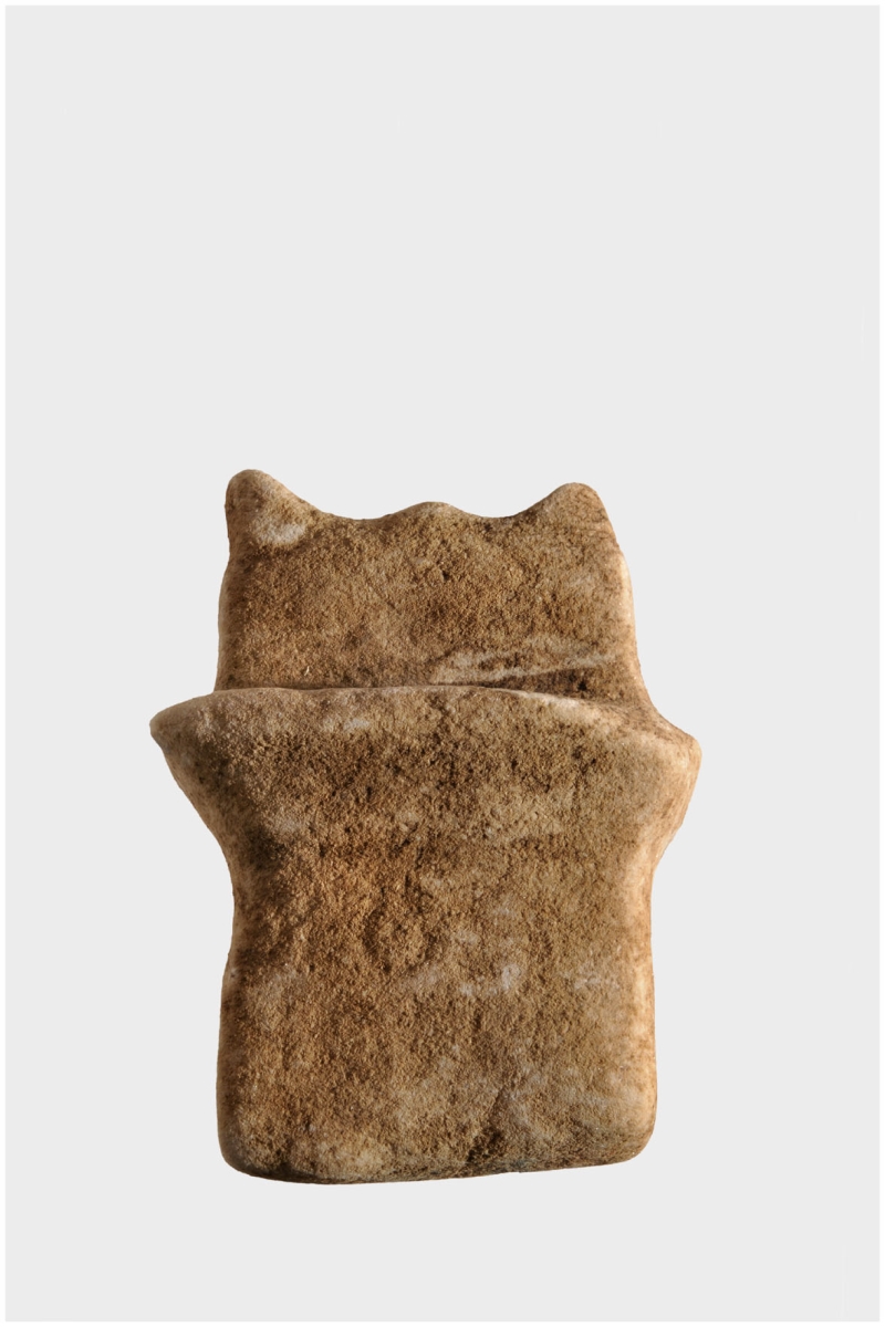 Partie supérieure d'un autel votif épigraphe