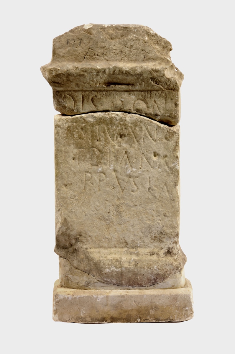 Autel votif dédié aux dieux Montagnes, à Silvain et à Diane par L(ucius) P(ompeius) P(aulinianus)
