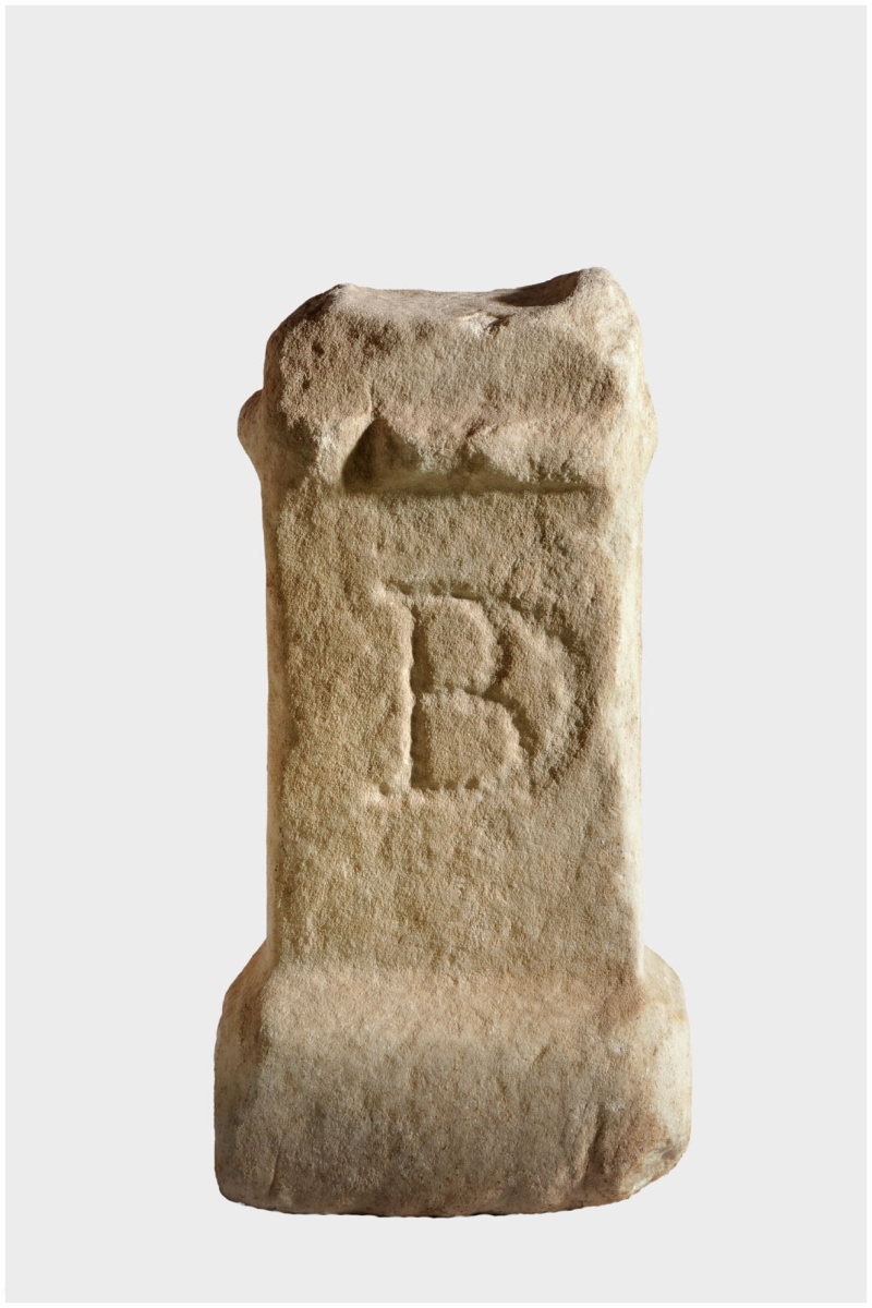 Autel votif antique portant une inscription moderne