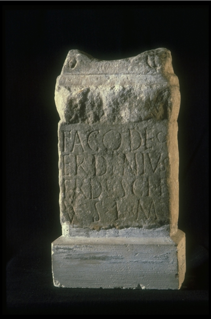 Autel votif dédié au dieu Fagus par Erdenius (partie supérieure)