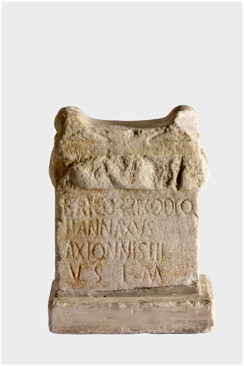 Partie supérieure d'un autel votif dédié au dieu Baicorrixus par Hannaxus
