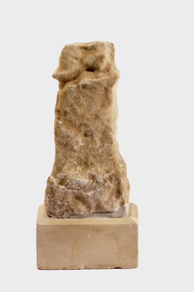 Autel votif informe, creusé par l'érosion