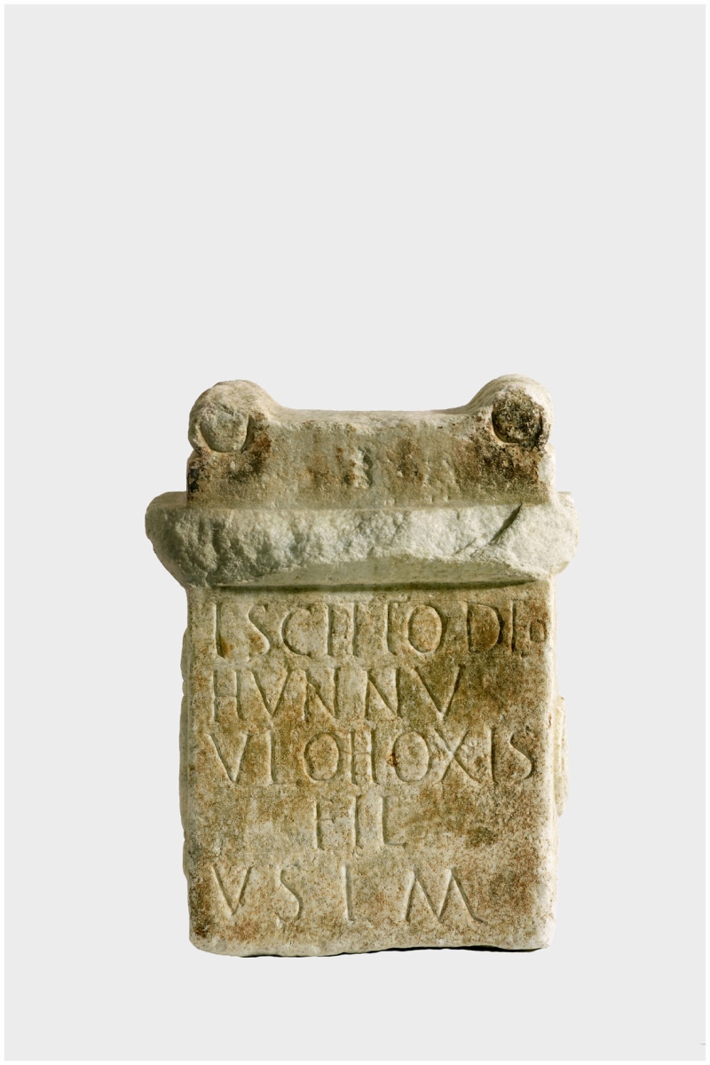 Partie supérieure d'un autel votif dédié au dieu Iscittus par Hunnus