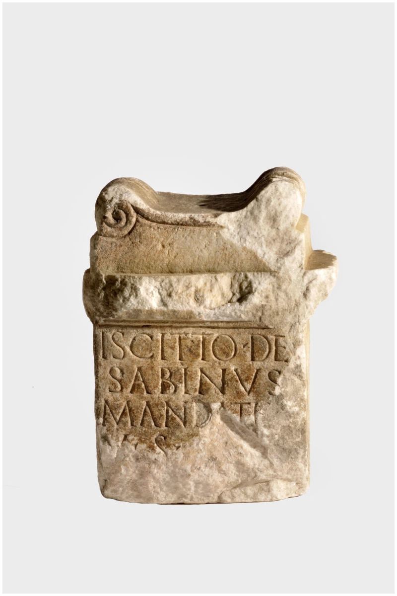 Partie supérieure d'un autel votif dédié au dieu Iscittus par Sabinus