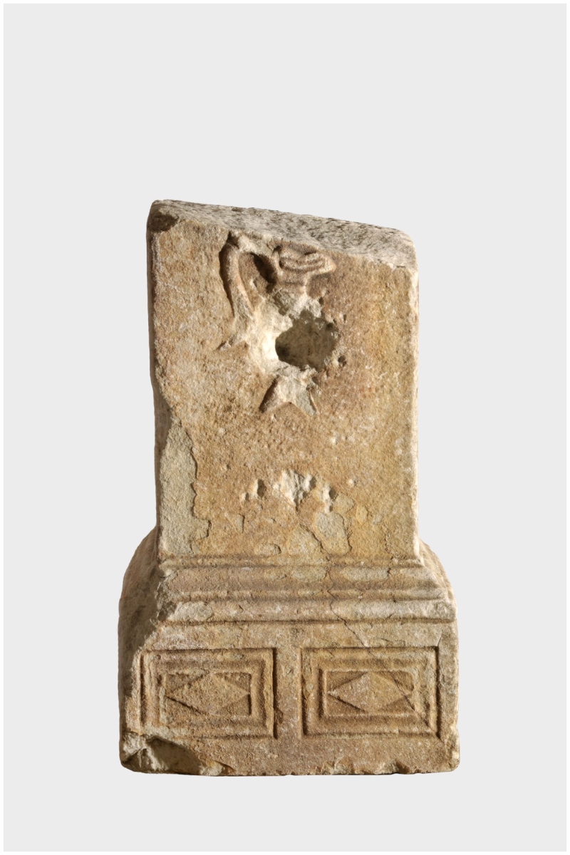Partie inférieure d'un autel votif dédié à [---]ba Haloissus par Caius Pomptinius Superbus