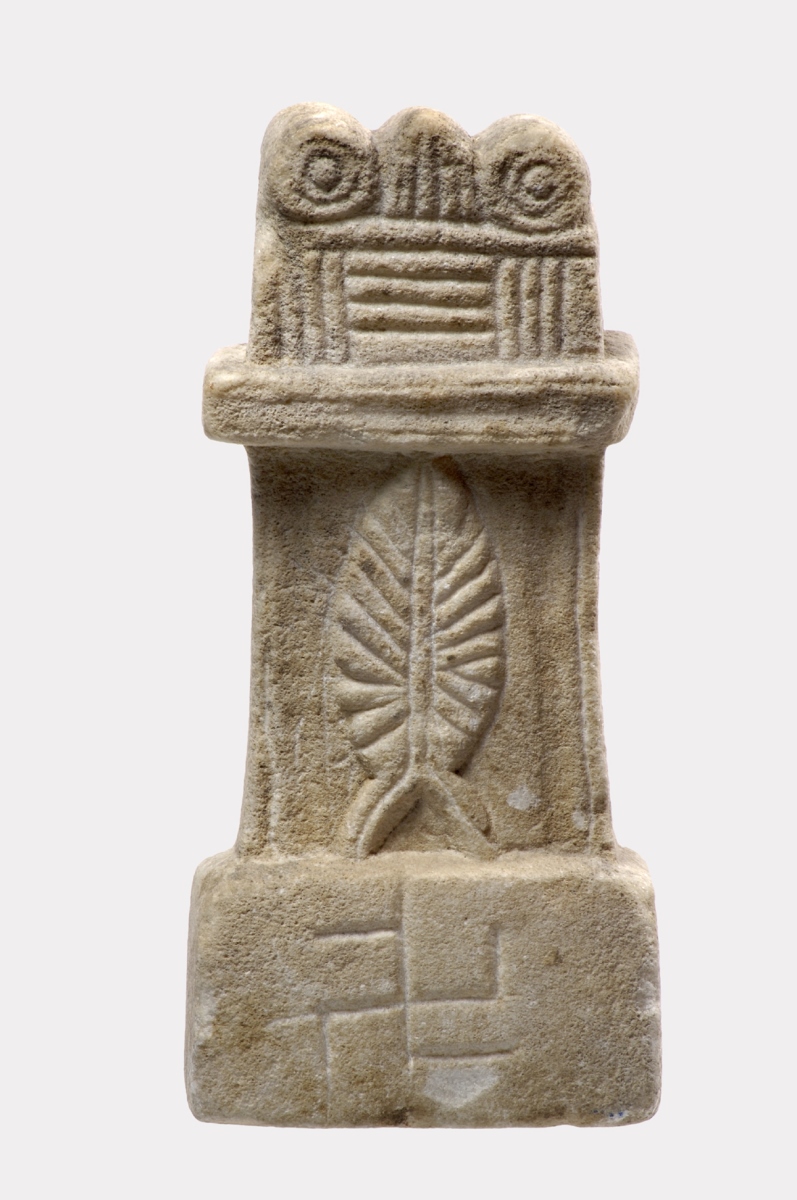 Autel votif anépigraphe décoré d'une feuille lancéolée