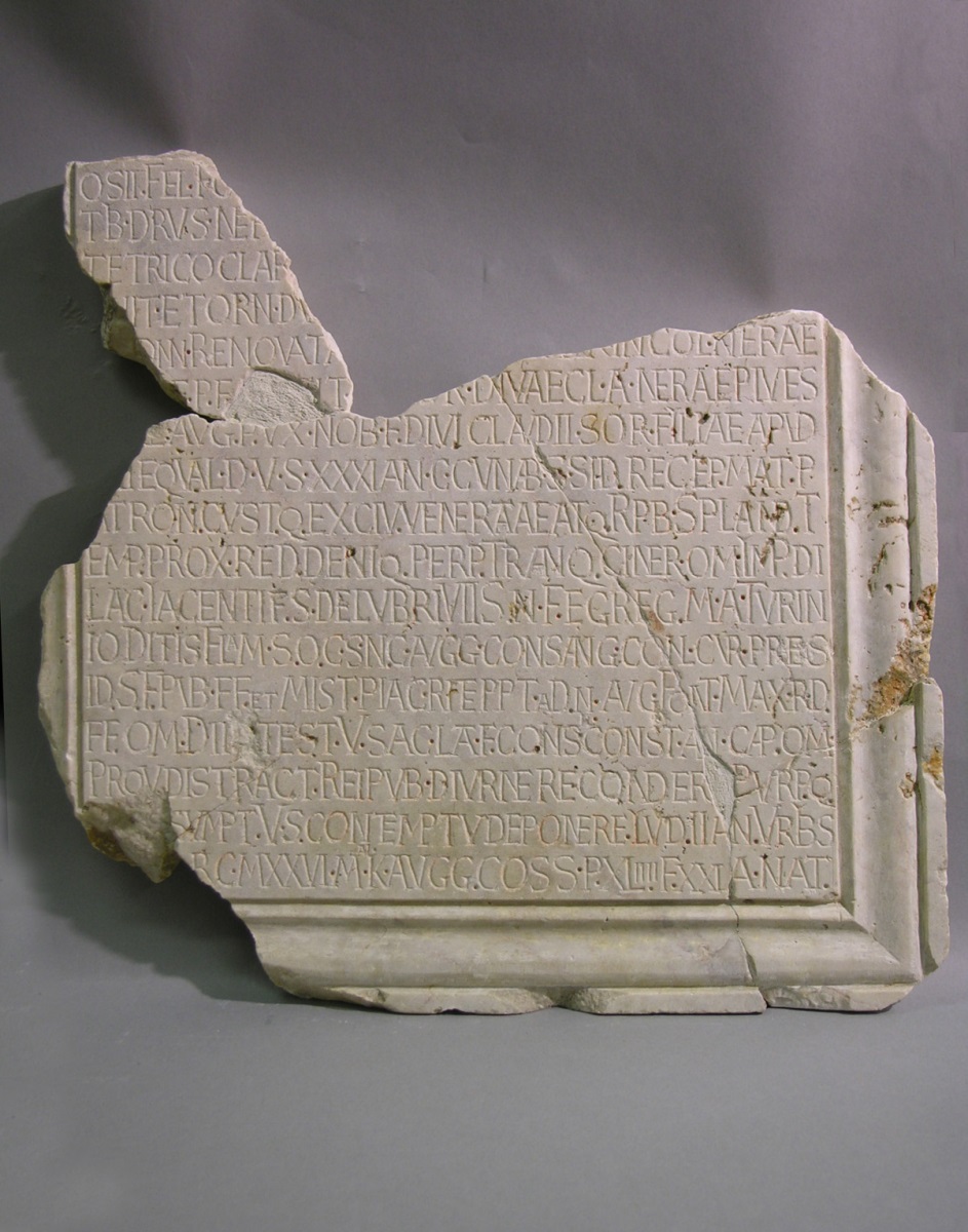 Inscription relative à l'empereur Tetricus