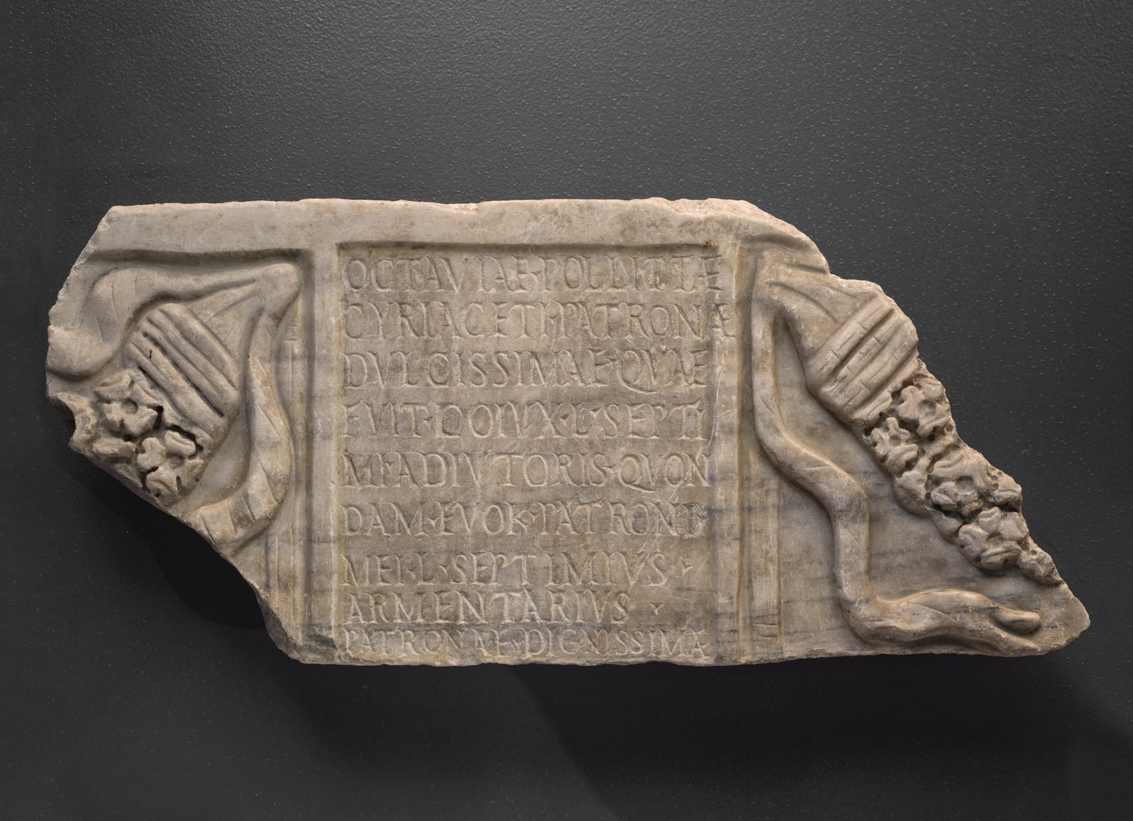 Fragment de cuve de sarcophage orné de guirlandes