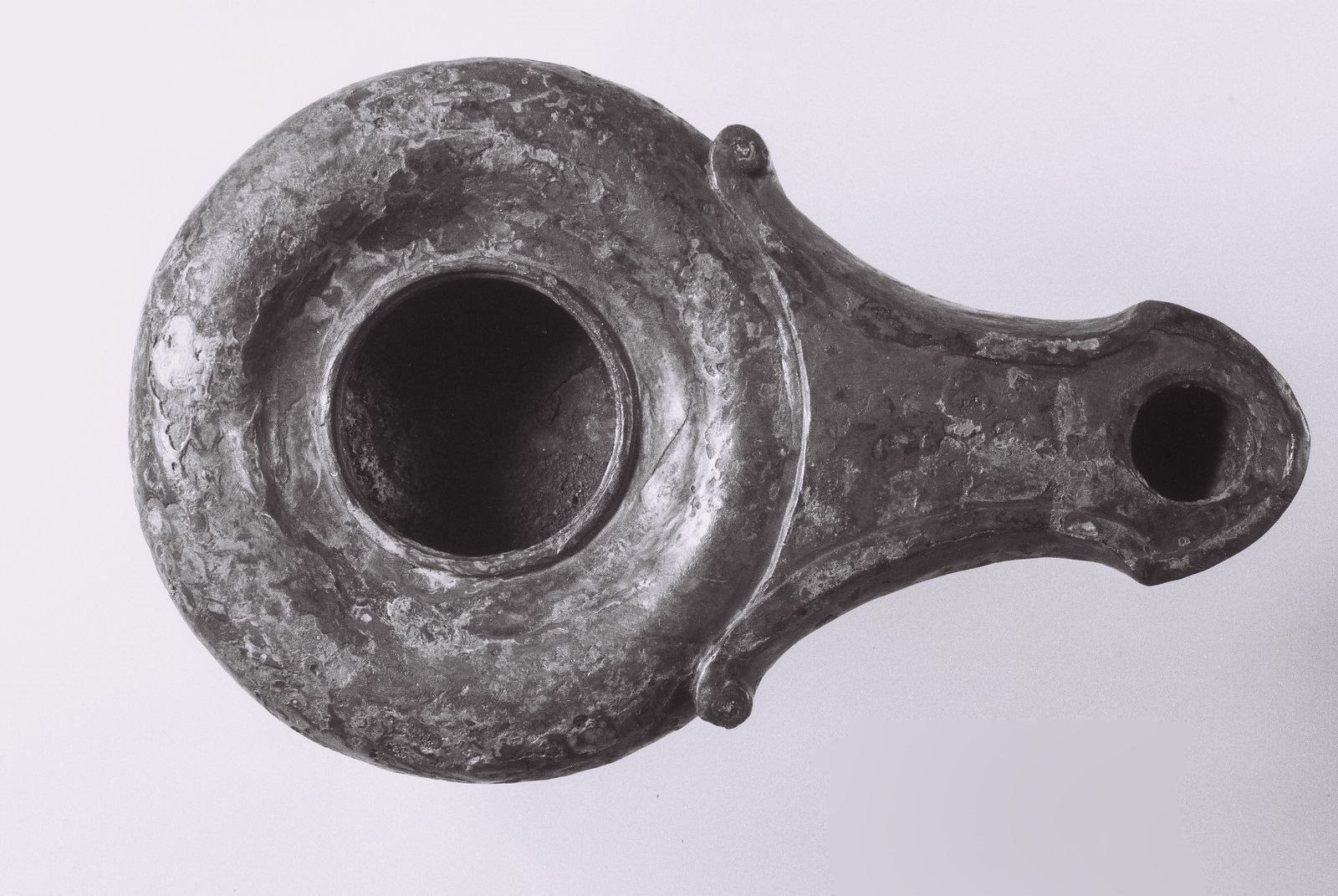 Copie moderne d'une lampe à huile à volutes