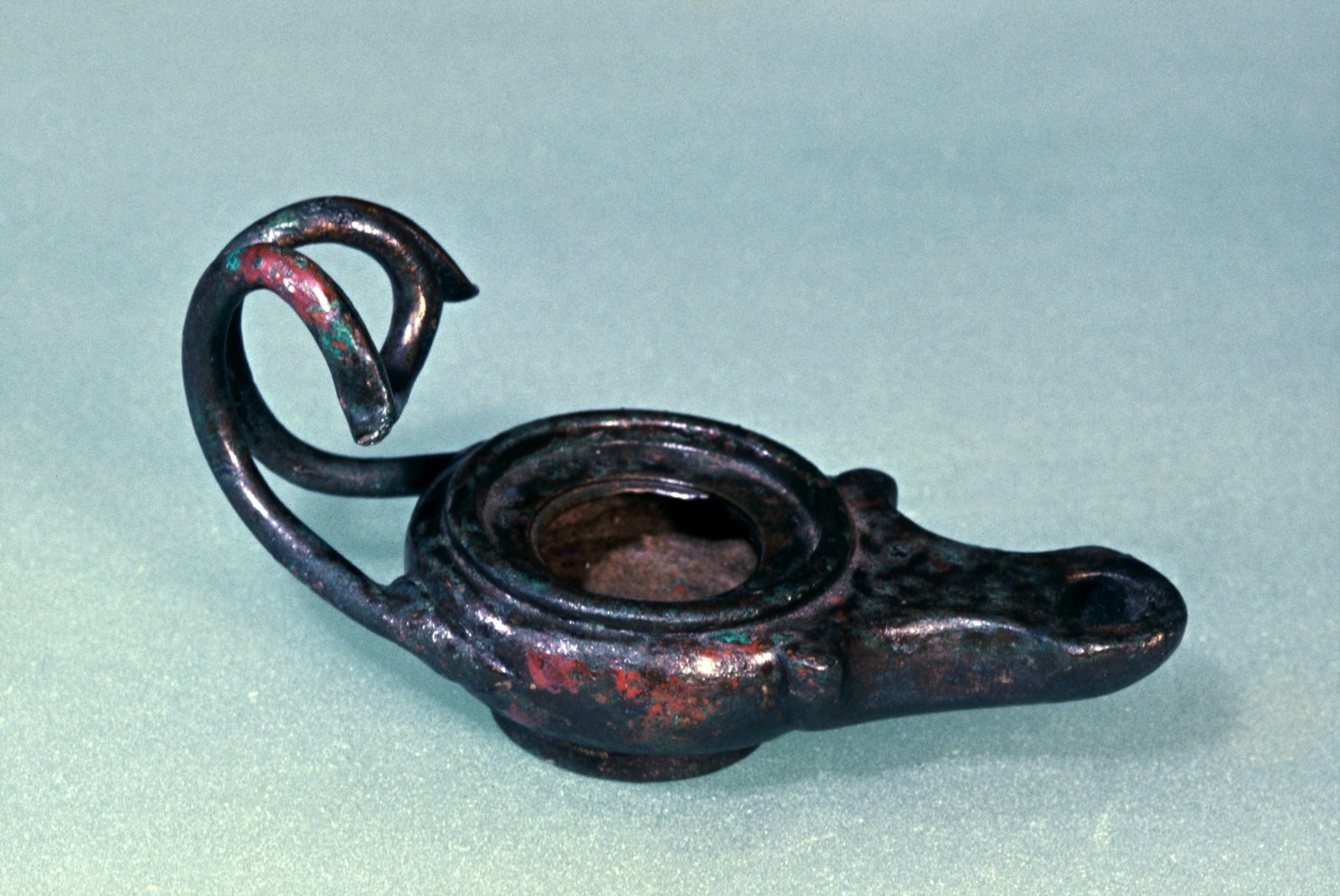 Lampe à huile à volutes et anse bifide