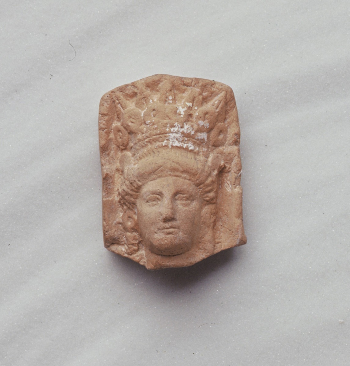 Tête de femme à calathos