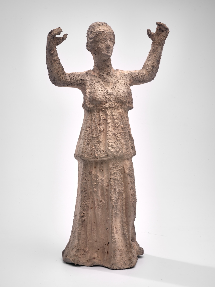 Femme debout les bras levés