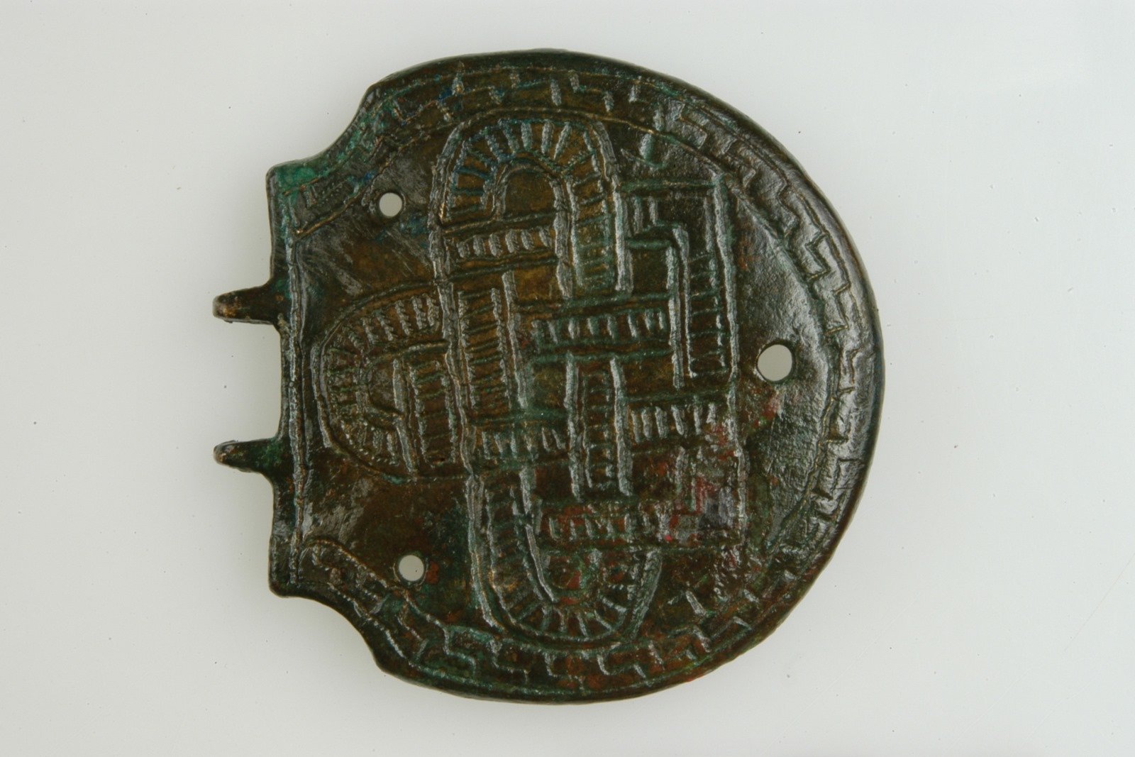 Plaque de ceinture à profil rond à trois bossettes et ardillon