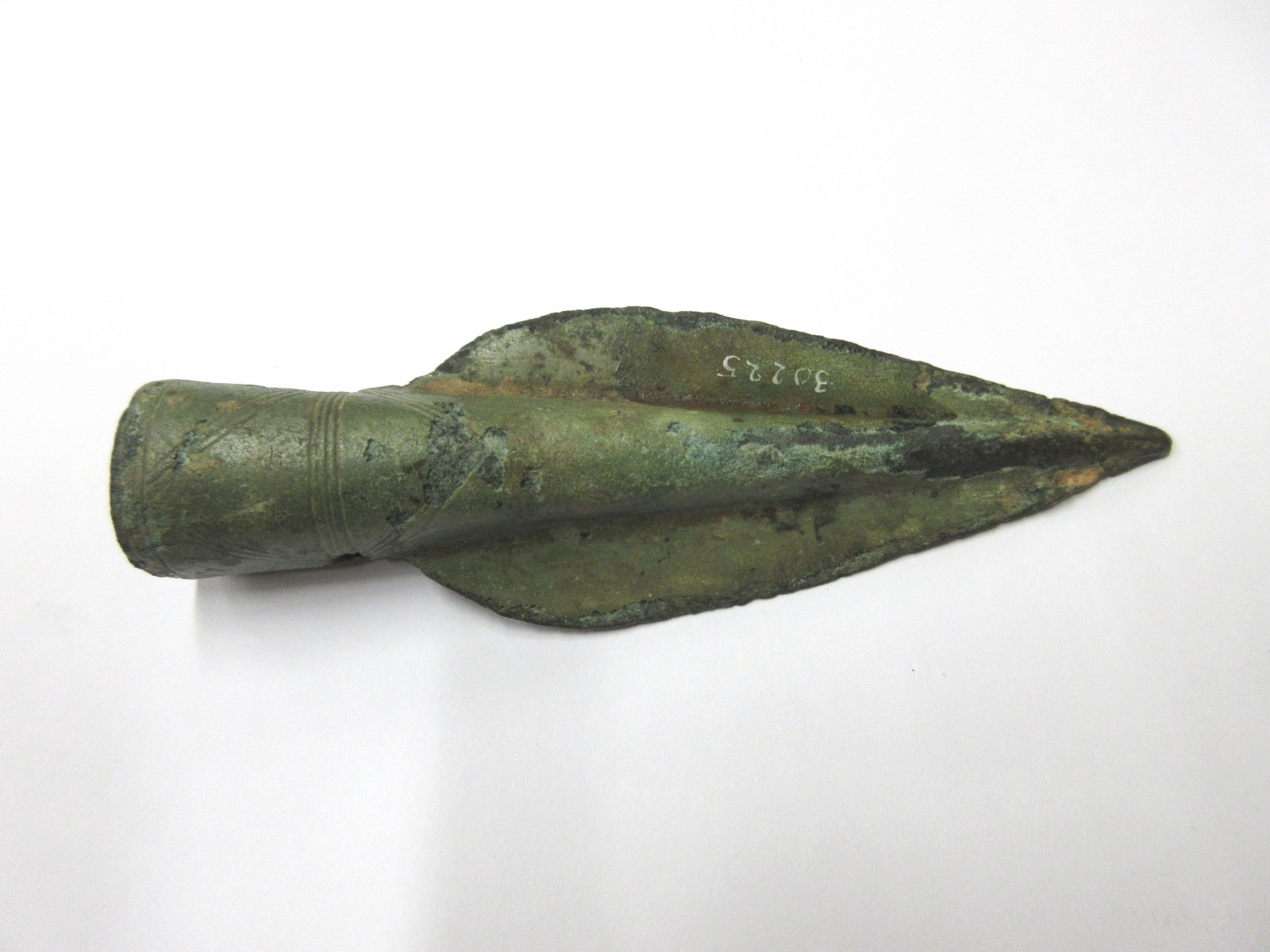 Pointe de lance avec manche décoré de stries