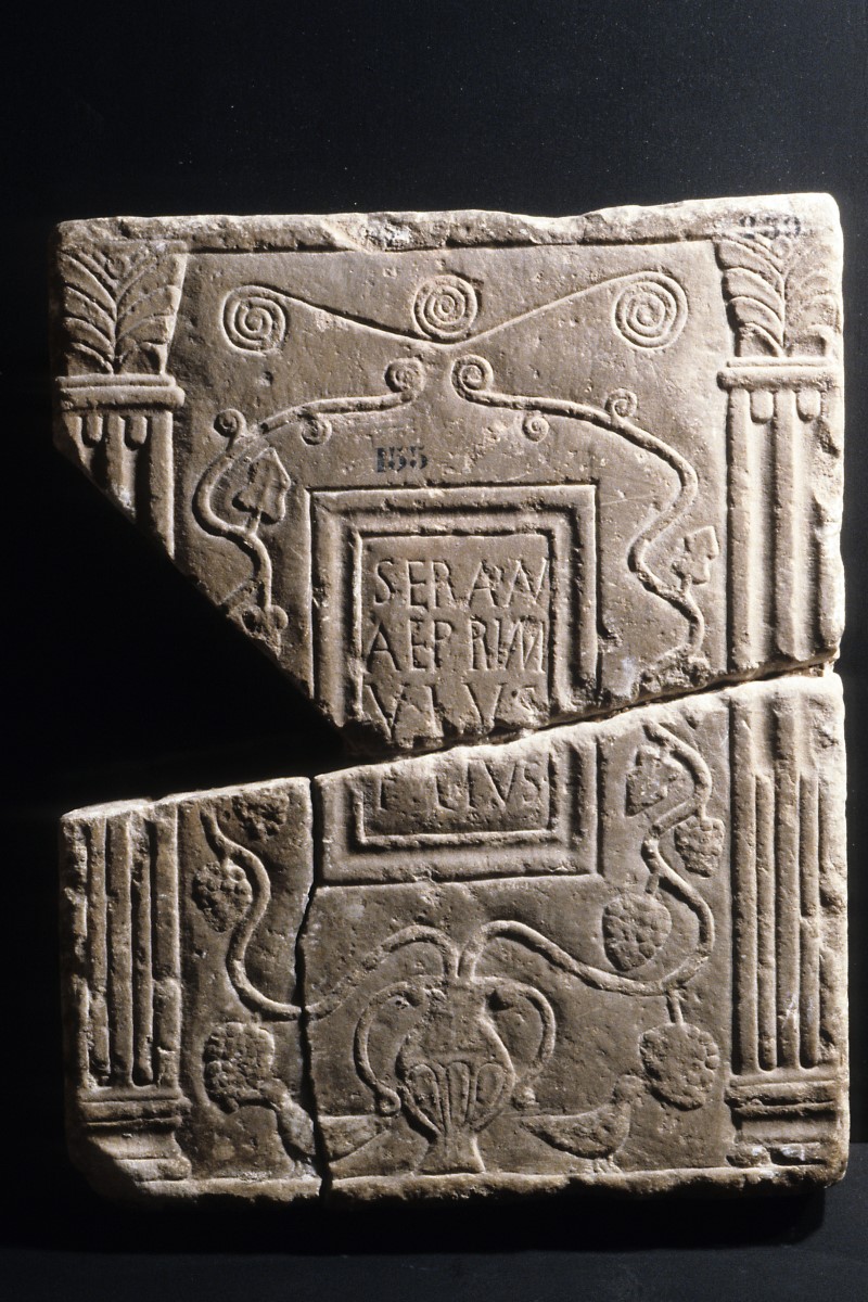 Face principale d'un coffre cinéraire de type pyrénéen ; Plaque funéraire de Serana, fille de Primulus