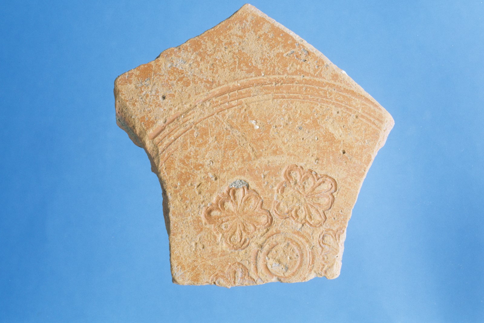 Fragment de fond de plat à décor estampé