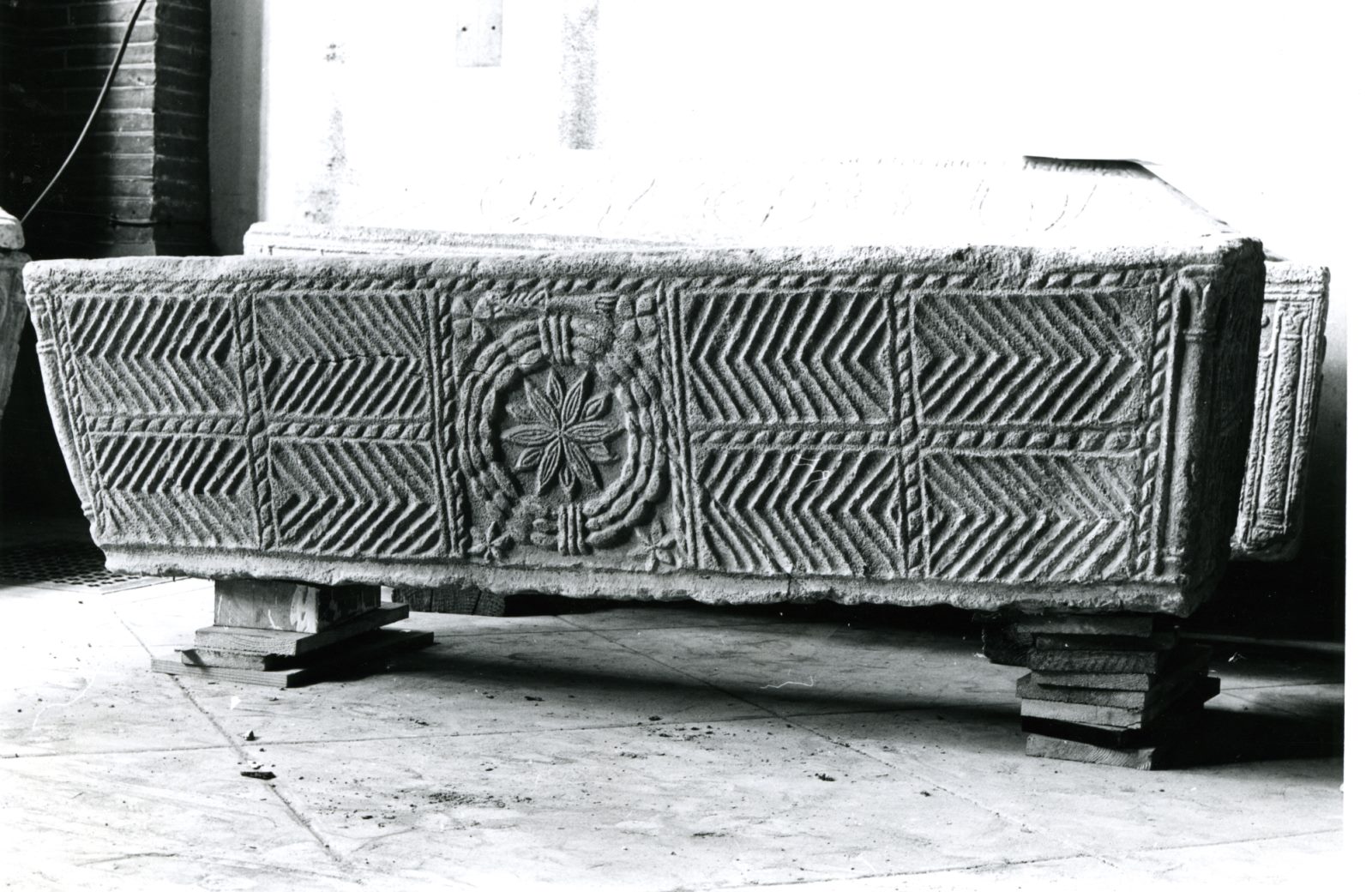 Cuve de sarcophage à chevrons et rosace dans une couronne honorifique