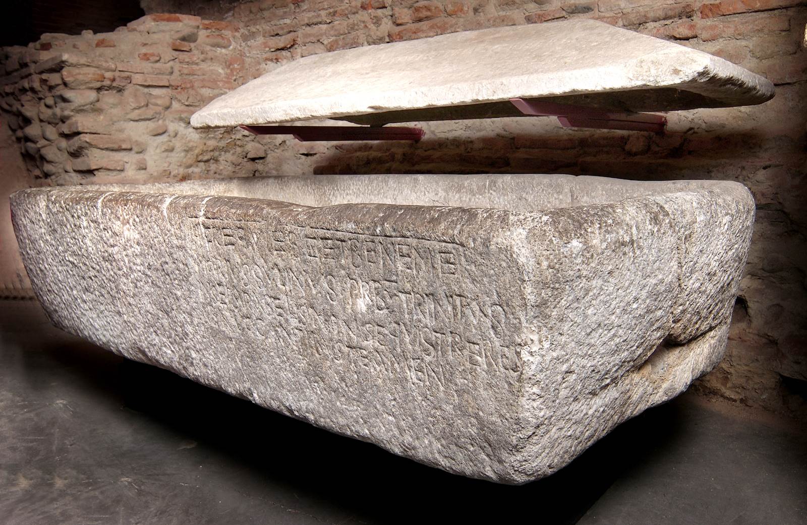 Sarcophage portant l'épitaphe du prêtre Sulinus