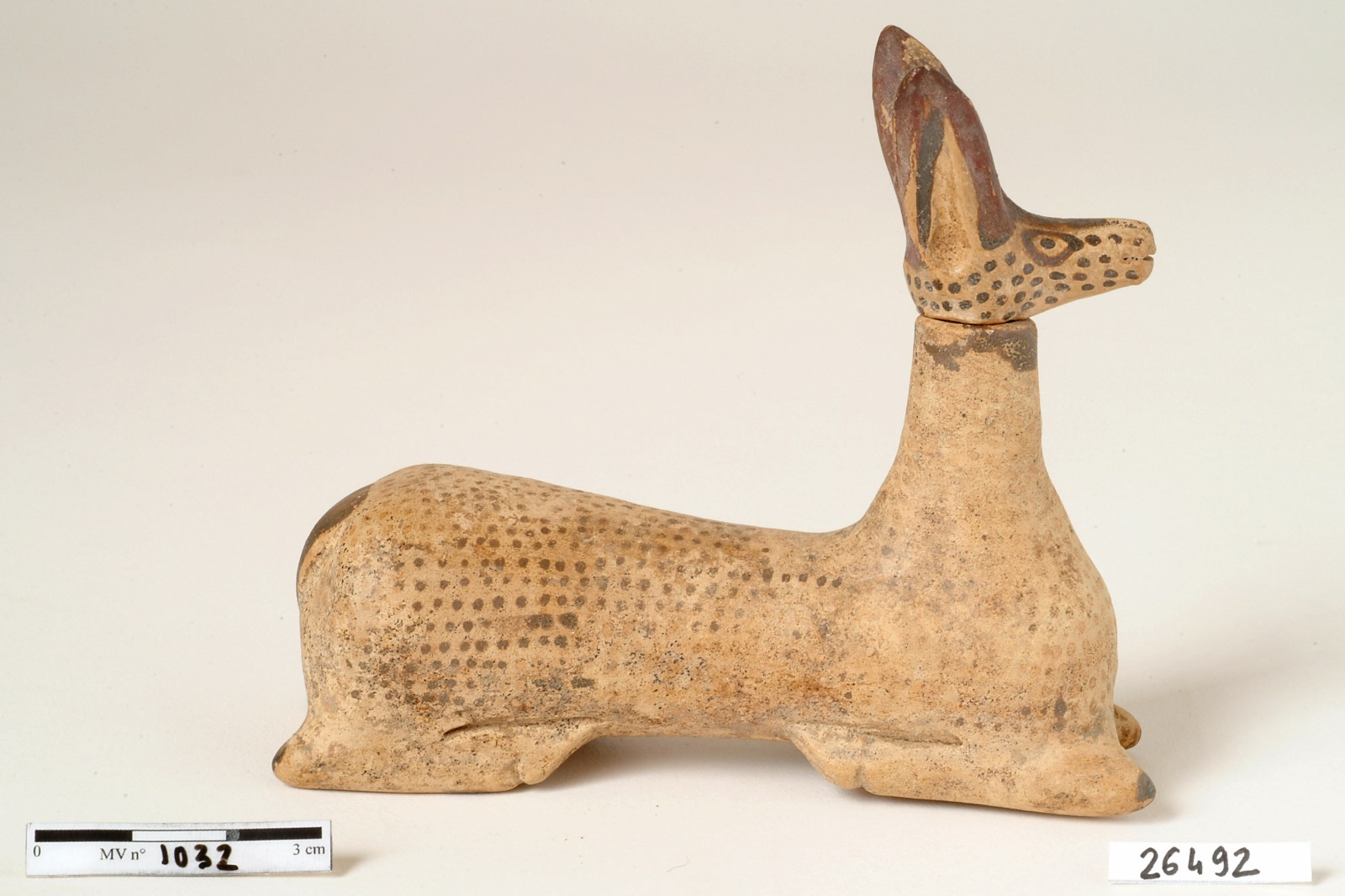 Aryballe zoomorphe en forme de faon couché ; Balsamaire plastique en forme de faon couché (ancienne désignation) ; Vase représentant une biche (ancienne désignation)