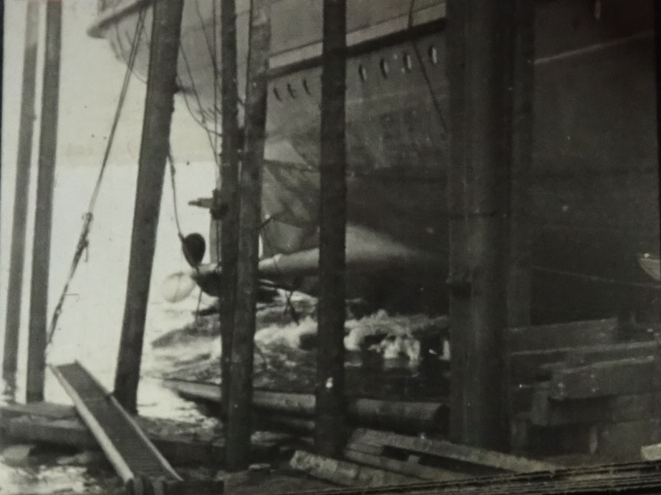 [Bande de kinora : Lancement d'un bateau]