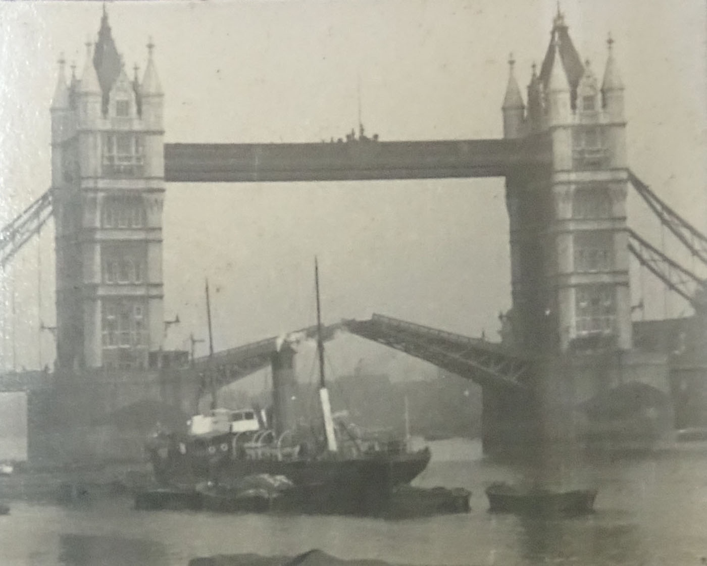[Bande de kinora : Tower bridge]