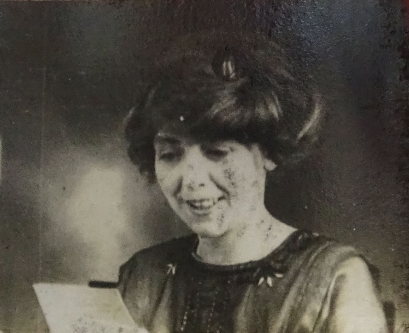 [Bande de kinora : Femme lisant une lettre]