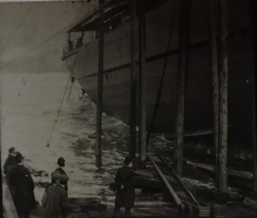 [Bande de kinora : Lancement d'un bateau]