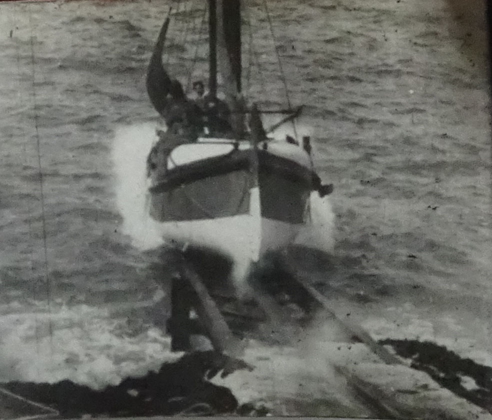 [Bande de kinora : Lancement d'un bateau]