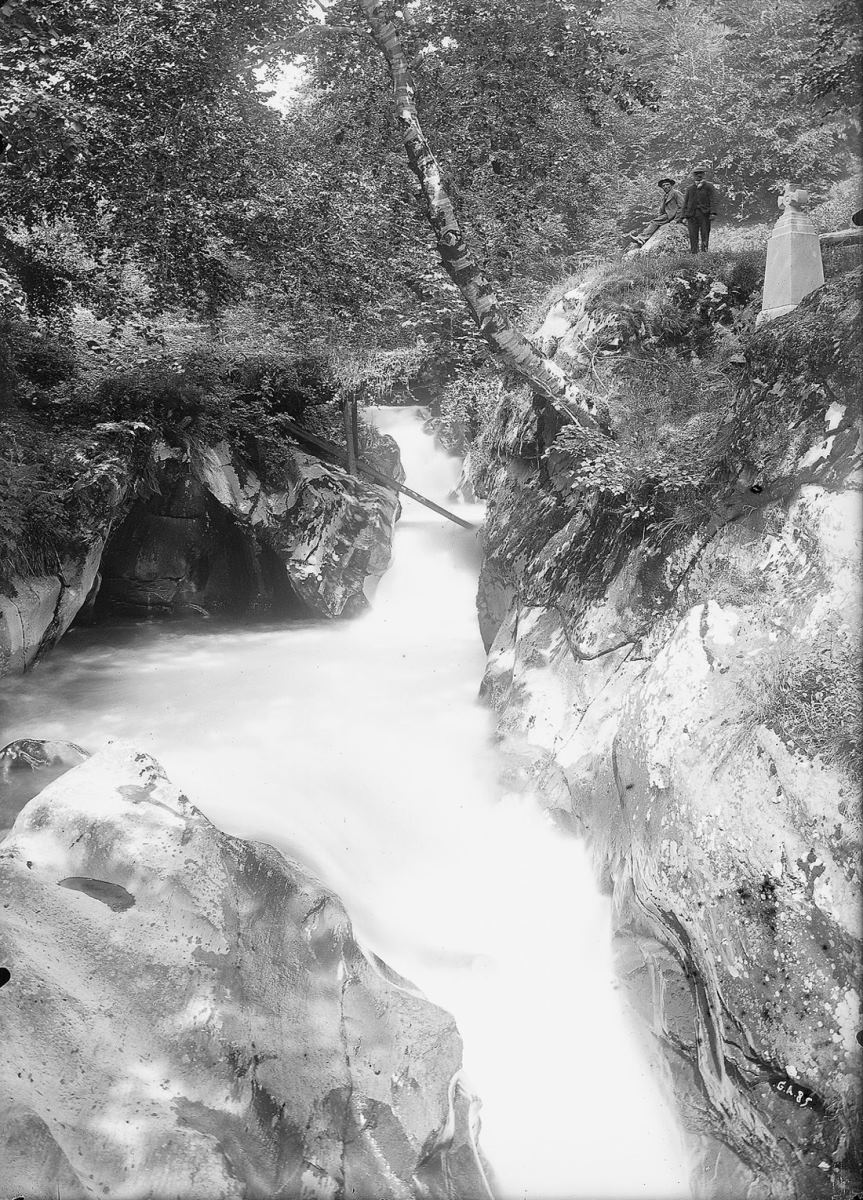Luchon. Cascade du torrent. Route de la vallée du Lys.